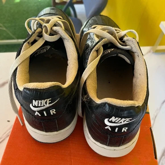 Classic Black Crocodile-Pattern Sneakers - Picture 3 of 16